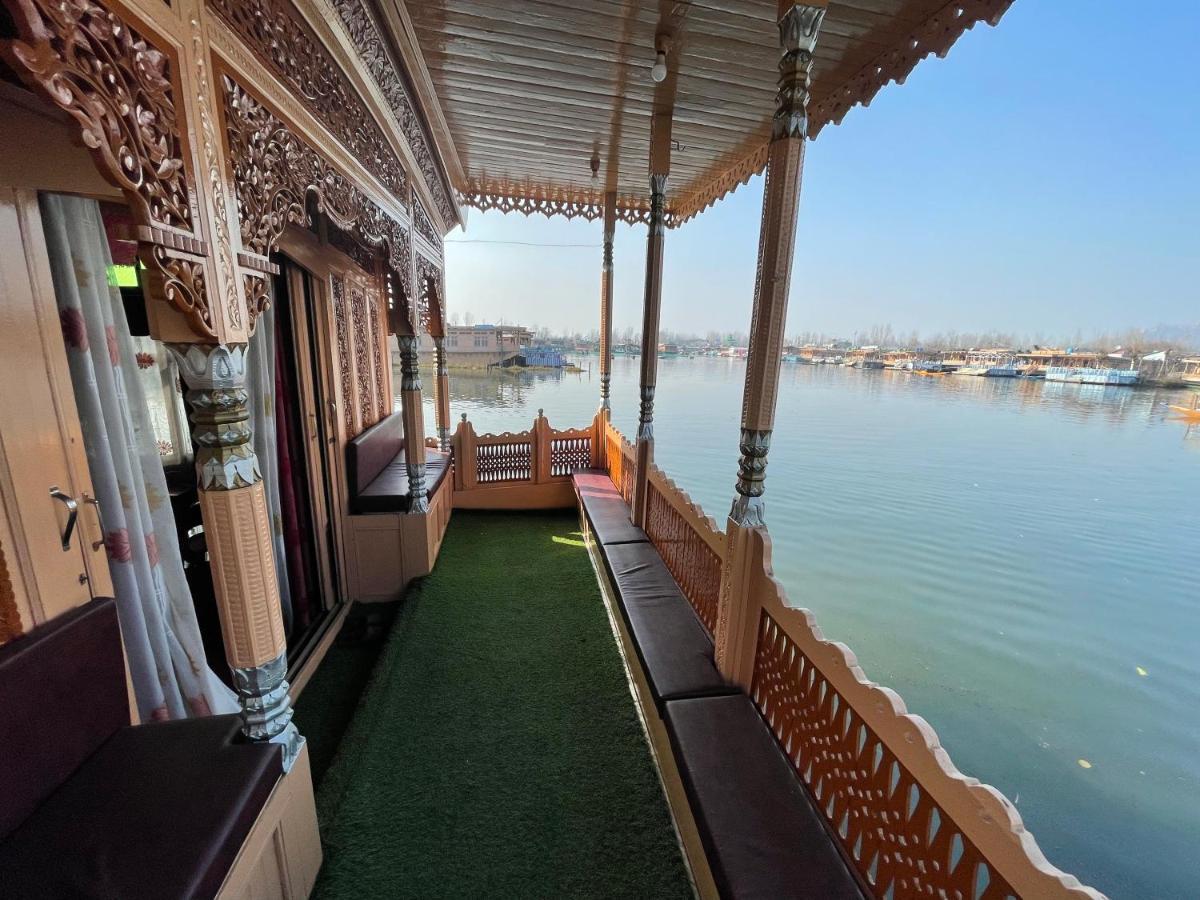 Floating Young Gulshan Houseboat Srīnagar Exteriér fotografie