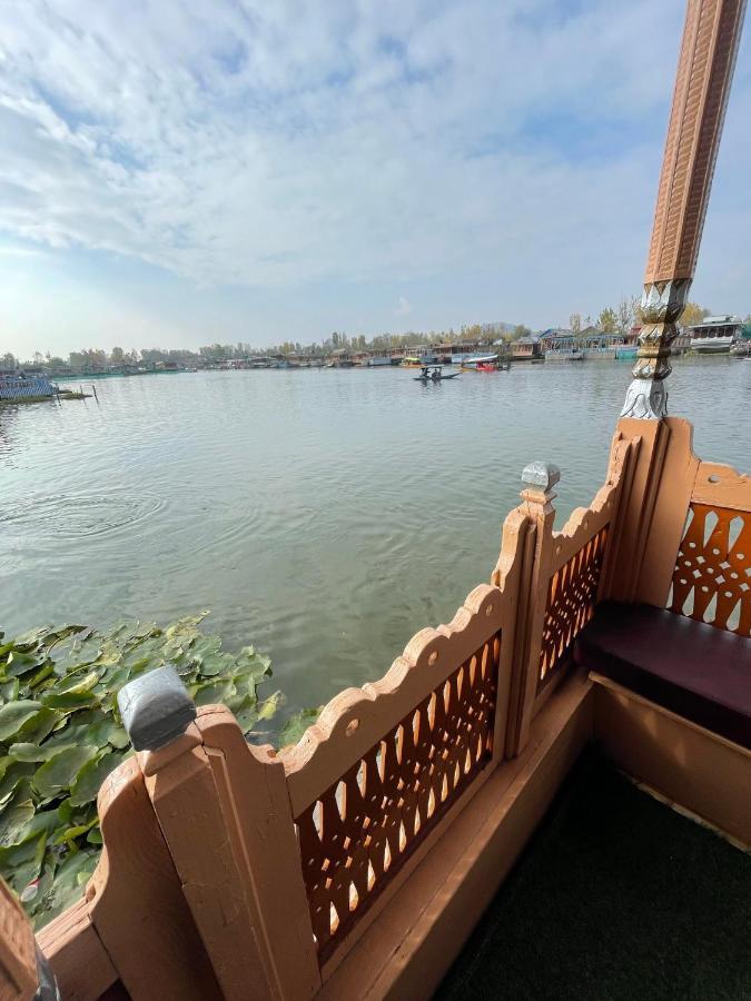 Floating Young Gulshan Houseboat Srīnagar Exteriér fotografie