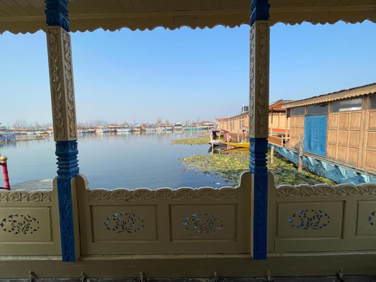 Floating Young Gulshan Houseboat Srīnagar Exteriér fotografie