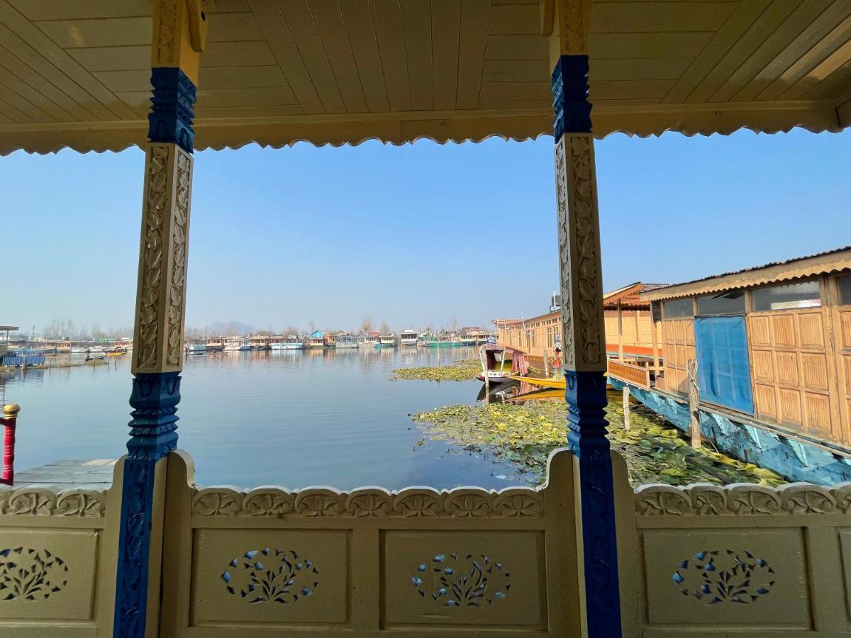 Floating Young Gulshan Houseboat Srīnagar Exteriér fotografie