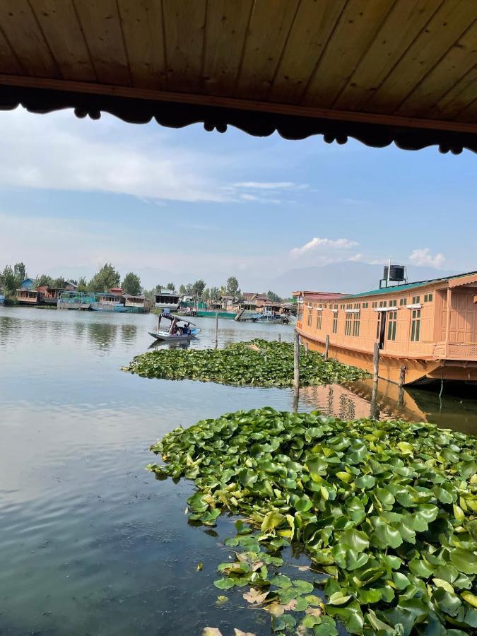 Floating Young Gulshan Houseboat Srīnagar Exteriér fotografie