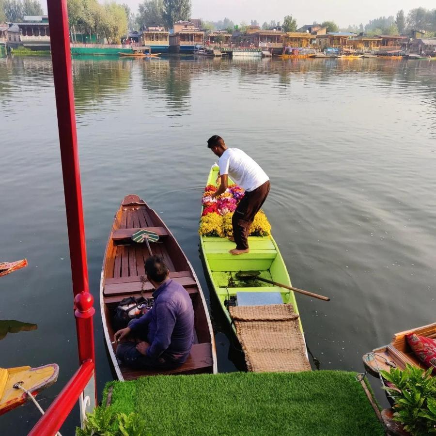 Floating Young Gulshan Houseboat Srīnagar Exteriér fotografie